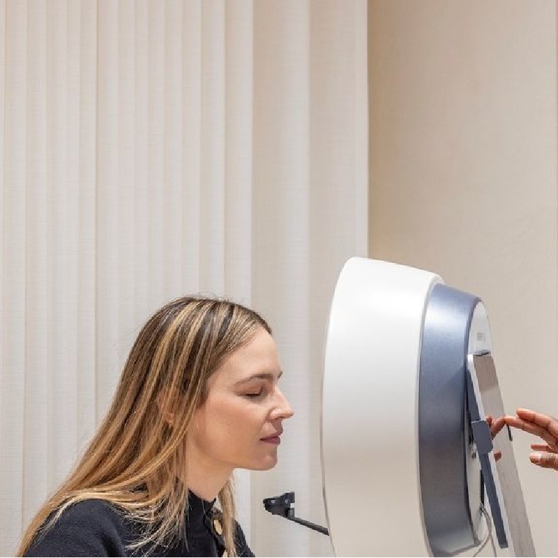 Lindo Clinic skin analyzer